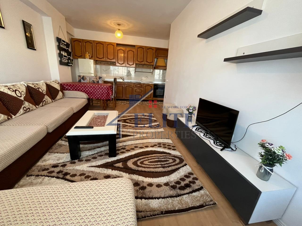 Kamëz vicino a Ulliri, appartamento con due camere da letto in affitto