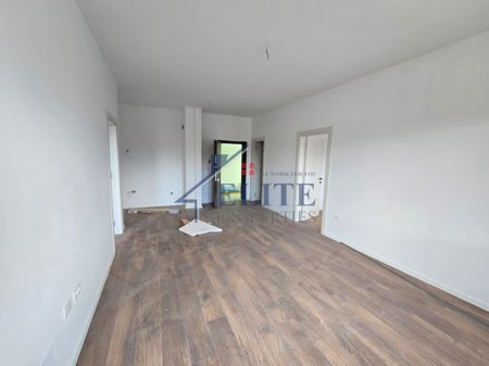 Golden Hands Paskuqan, appartamento con due camere da letto in vendita