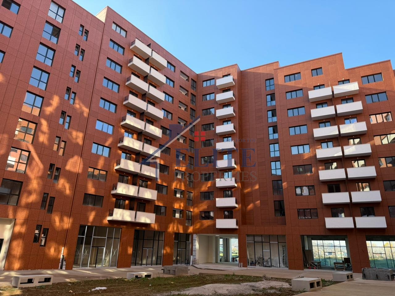 Urban Gate – Astir, dyqan ne shitje