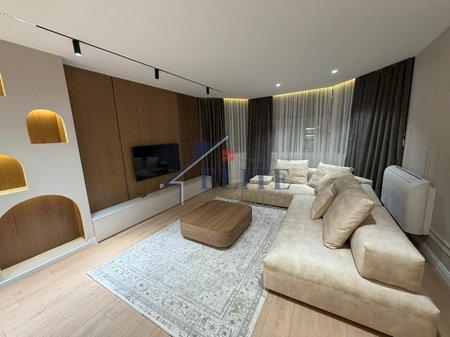 Rruga e Kosovarëve, apartament modern 3+1 me qira