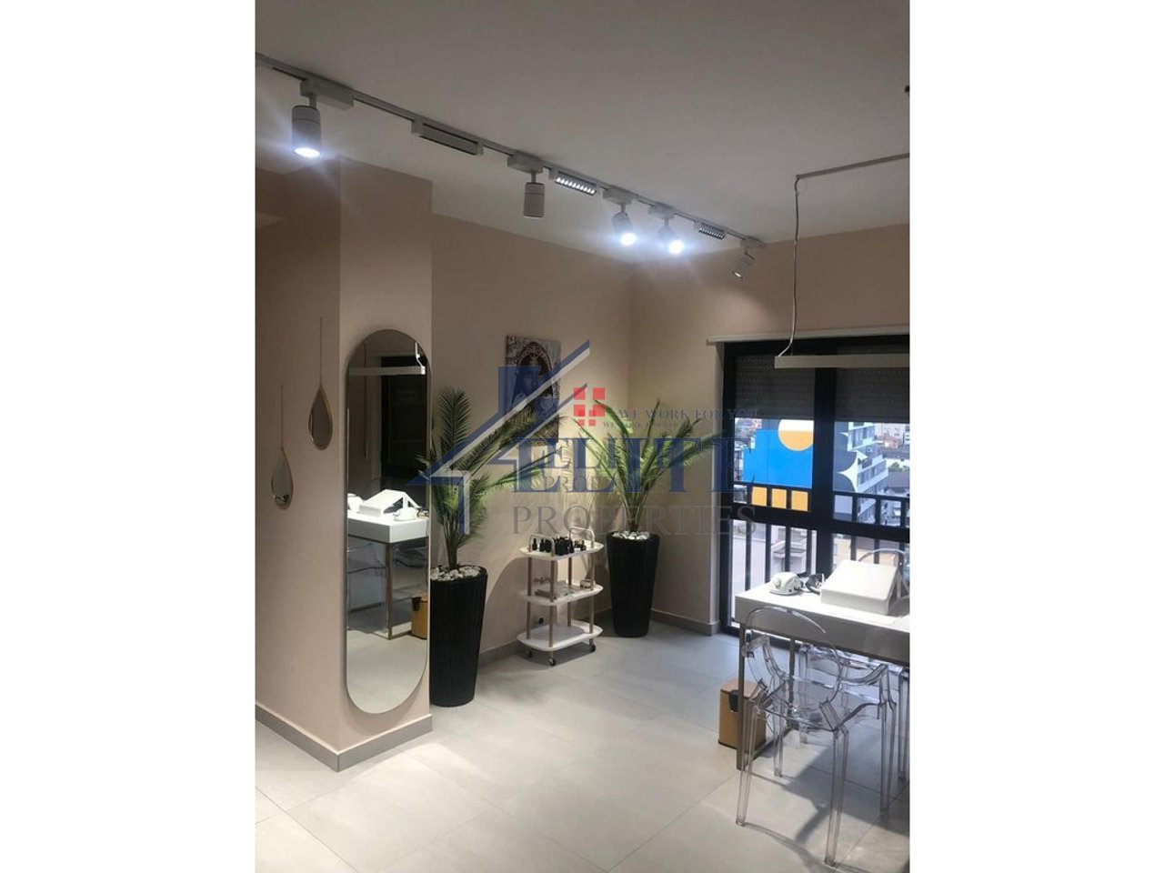 Rruga e Dibrës, apartament 3+1+2 me qira