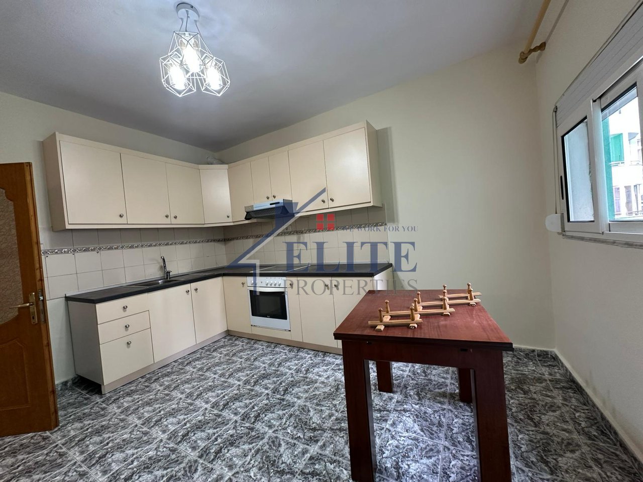 Pallatet Arabe – apartament 3+1 me qira