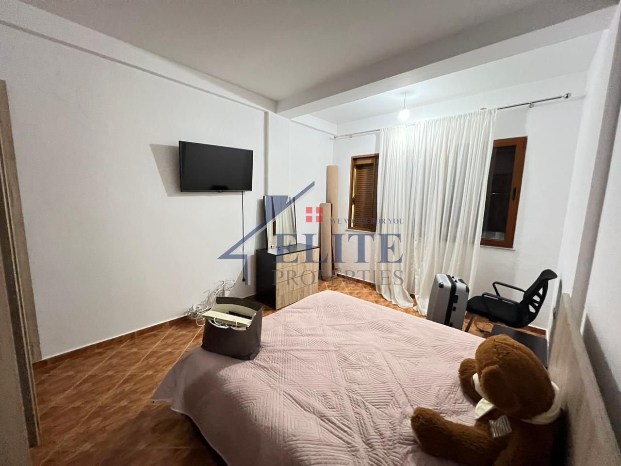 Ali Demi, vile ne shitje