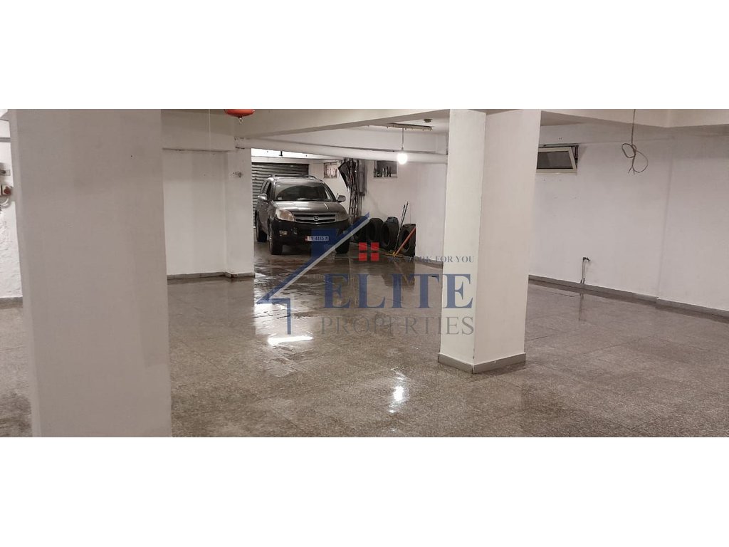 Negozio in affitto – Via Durazzo, vicino al Caffè Flora
