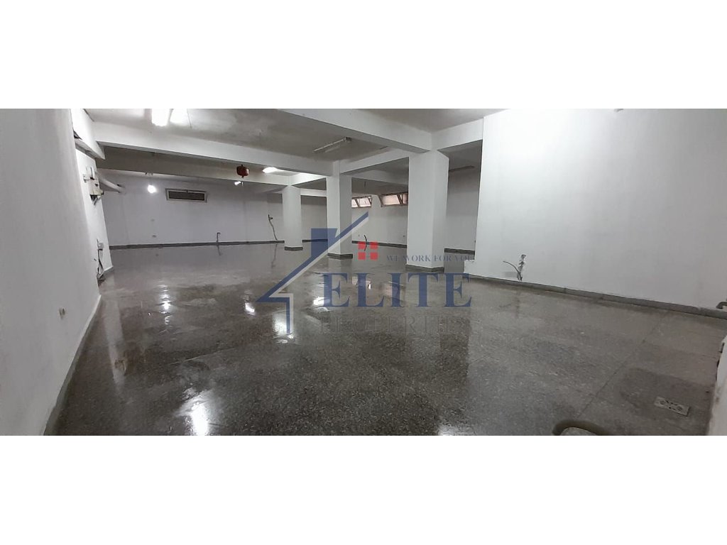 Negozio in affitto – Via Durazzo, vicino al Caffè Flora