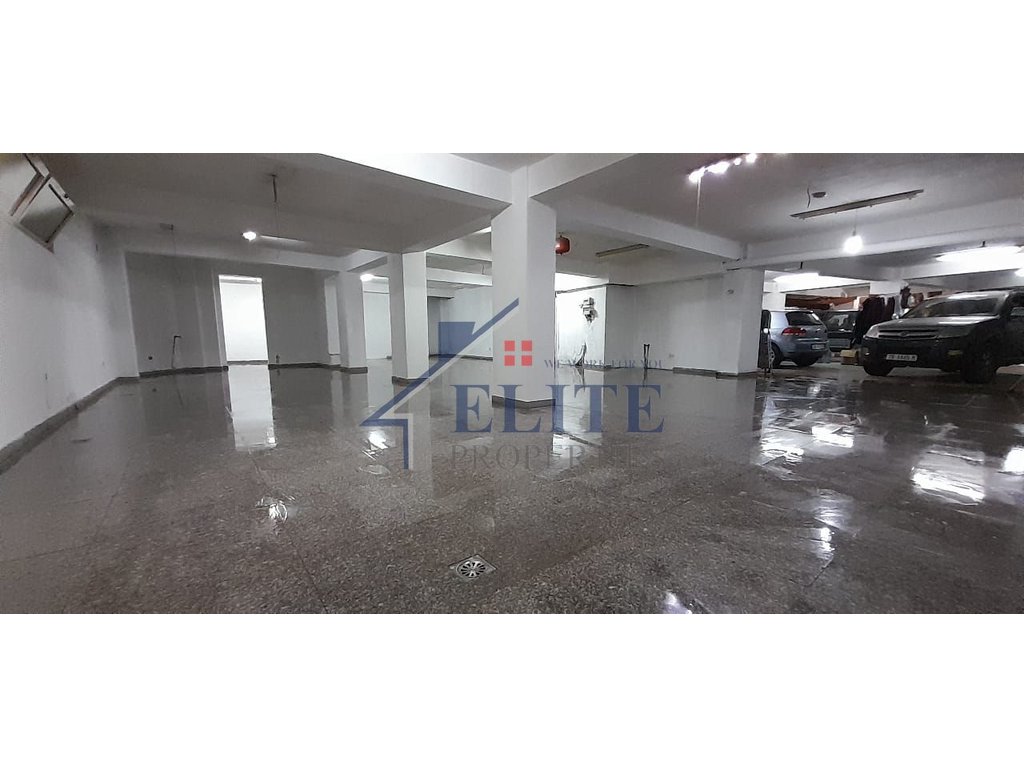 Negozio in affitto – Via Durazzo, vicino al Caffè Flora