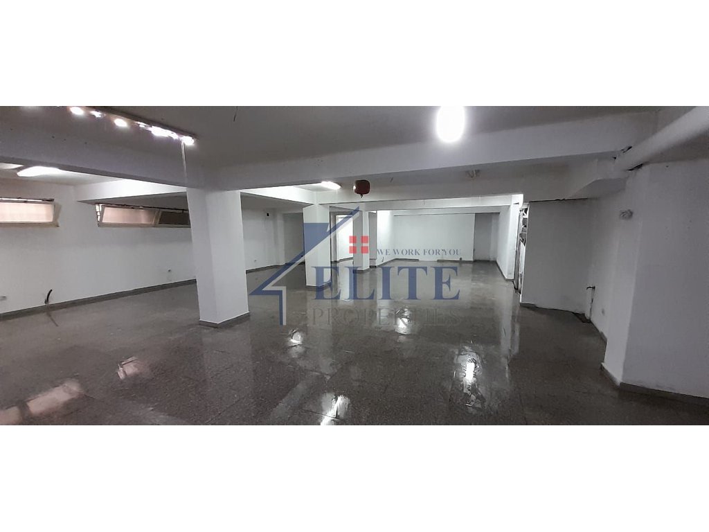 Negozio in affitto – Via Durazzo, vicino al Caffè Flora