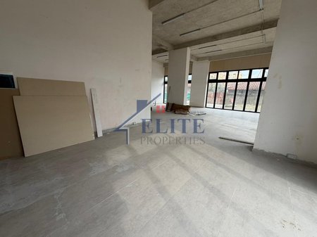 Locale commerciale in affitto nell'ex Campo di Aviazione