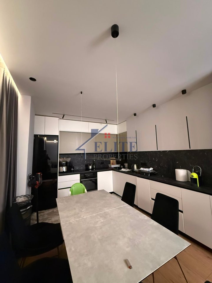 Fusha e Ali Demit, shitet apartament 2+1