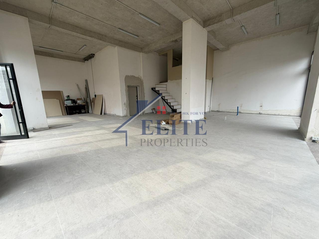 Locale commerciale in affitto nell'ex Campo di Aviazione
