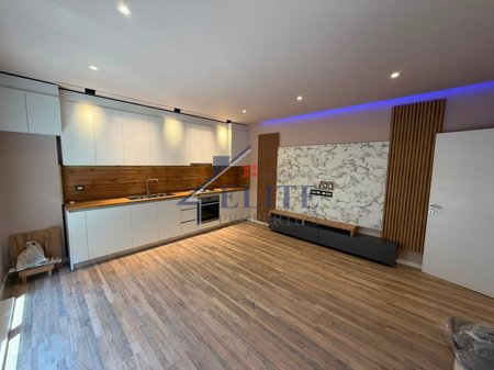 Prane Harry Fultz, super apartament i sapomobiluar 2+1 me qira