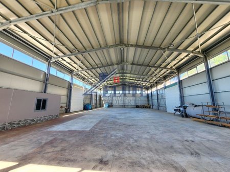 Autostrada Tiranë–Durrës pranë Vorës, magazine ne shitje