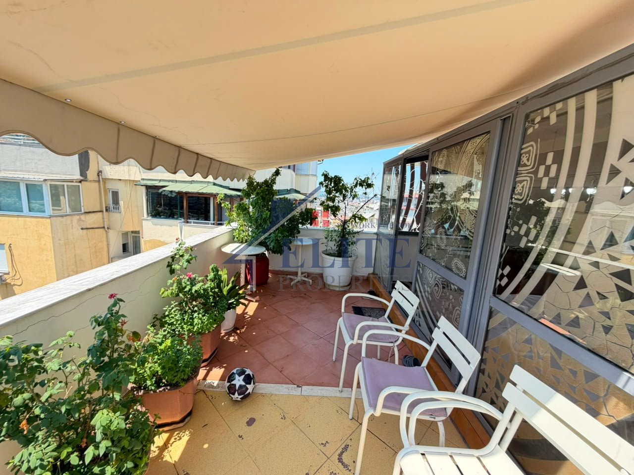 Comune di Parigi, appartamento 1+1 in affitto con veranda