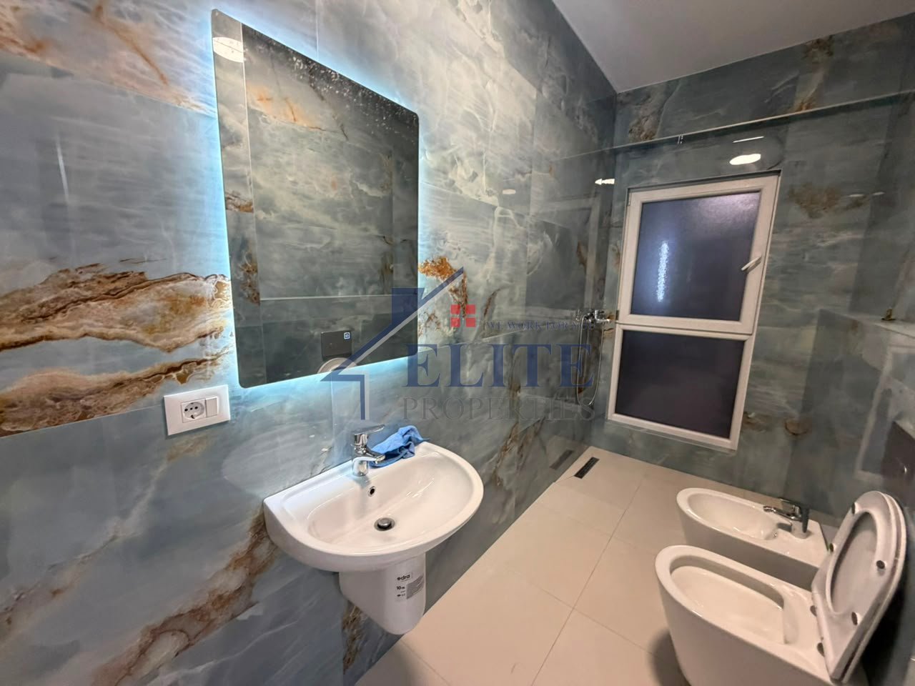 Aura Komleks, ne rrugen Dritan Hoxha, apartament2+1 me qera