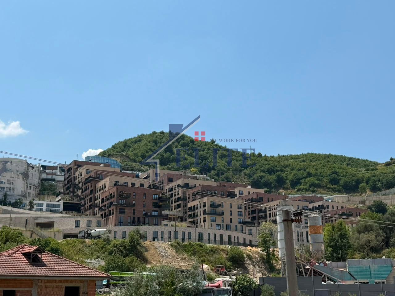 Kodra e Diellit, Vilë Luksoze me Qira Me Pishinë Private