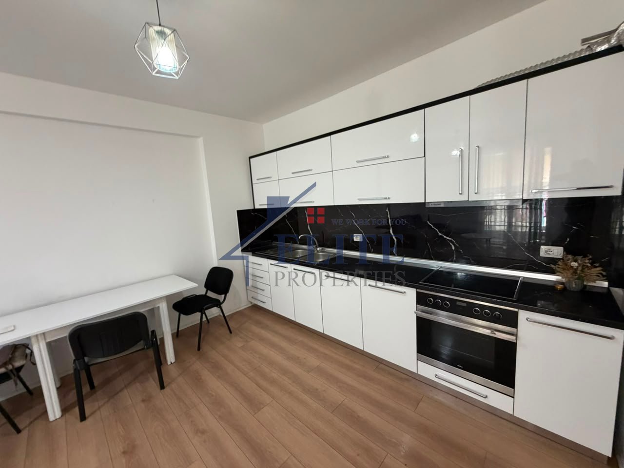 Rruga “5 Maji”, apartament 2+1 me qira