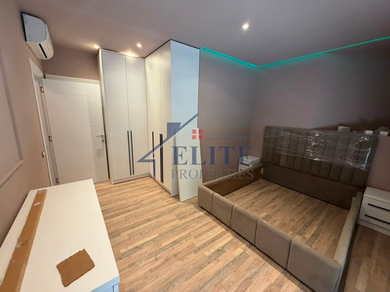 Prane Harry Fultz, super apartament i sapomobiluar 2+1 me qira