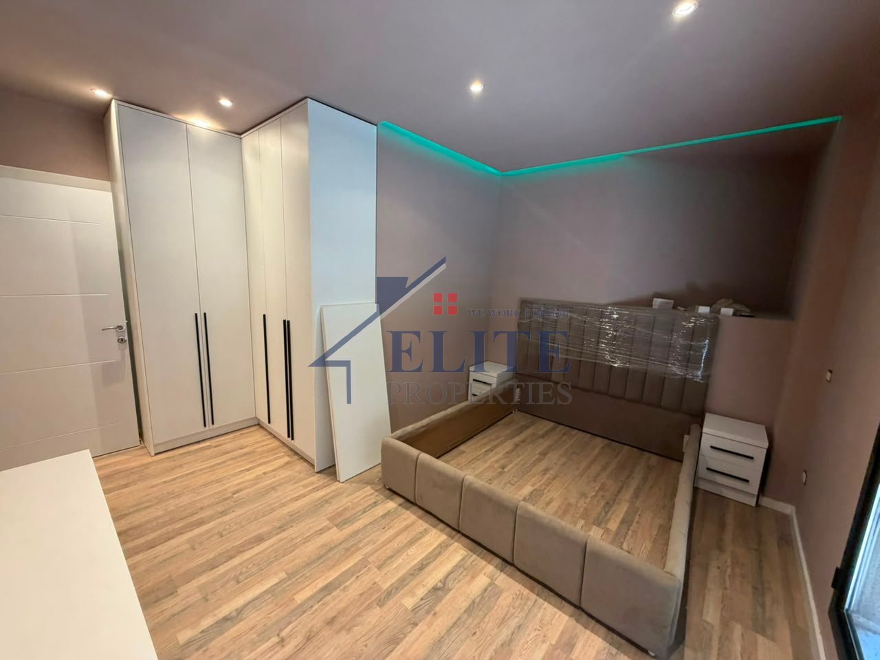 Prane Harry Fultz, super apartament i sapomobiluar 2+1 me qira
