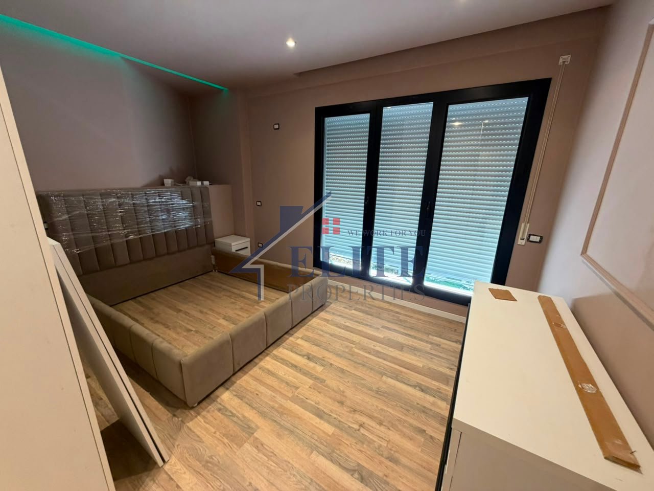 Prane Harry Fultz, super apartament i sapomobiluar 2+1 me qira
