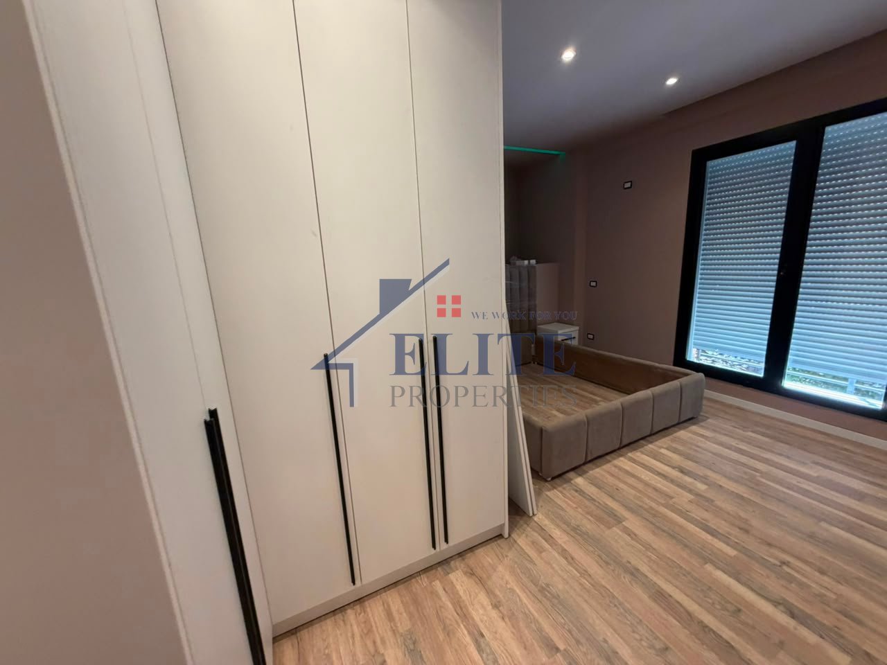 Prane Harry Fultz, super apartament i sapomobiluar 2+1 me qira