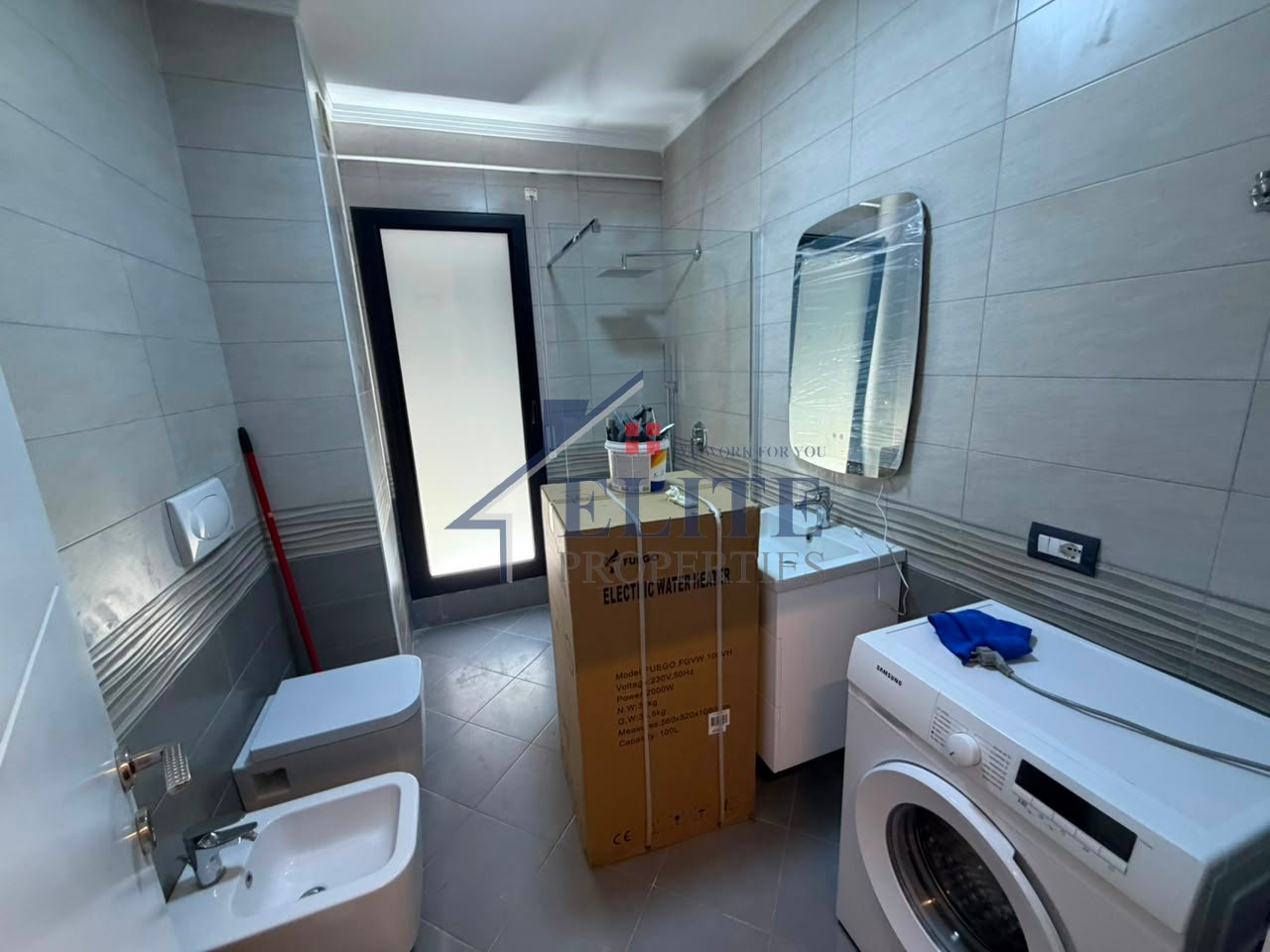 Prane Harry Fultz, super apartament i sapomobiluar 2+1 me qira