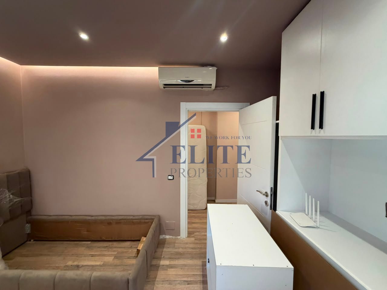 Prane Harry Fultz, super apartament i sapomobiluar 2+1 me qira