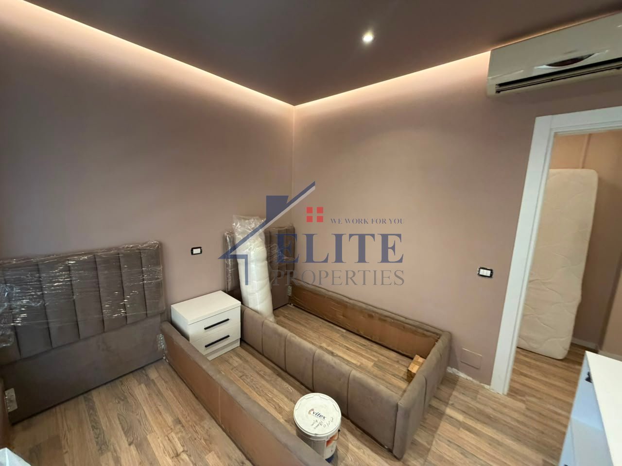 Prane Harry Fultz, super apartament i sapomobiluar 2+1 me qira