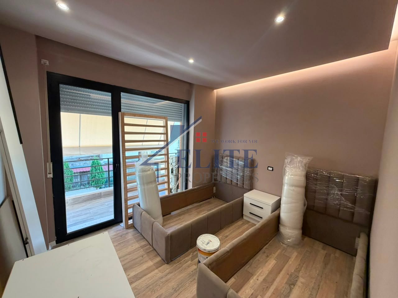Prane Harry Fultz, super apartament i sapomobiluar 2+1 me qira