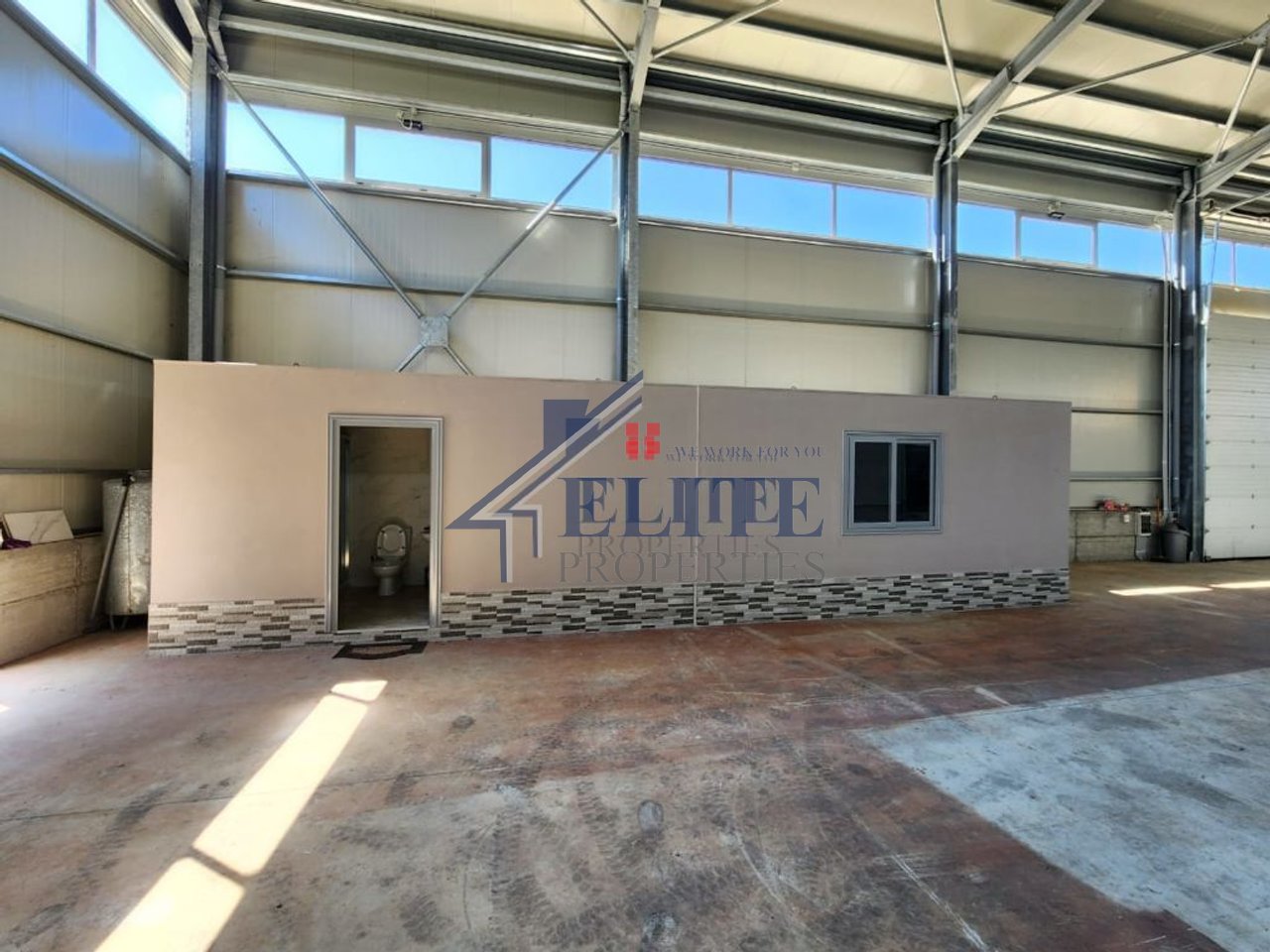Autostrada Tiranë–Durrës pranë Vorës, magazine ne shitje