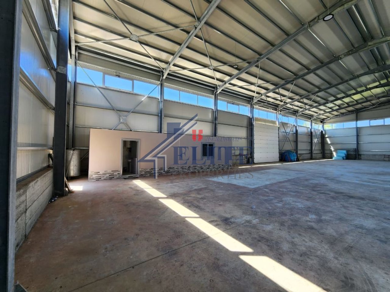 Autostrada Tiranë–Durrës pranë Vorës, magazine ne shitje