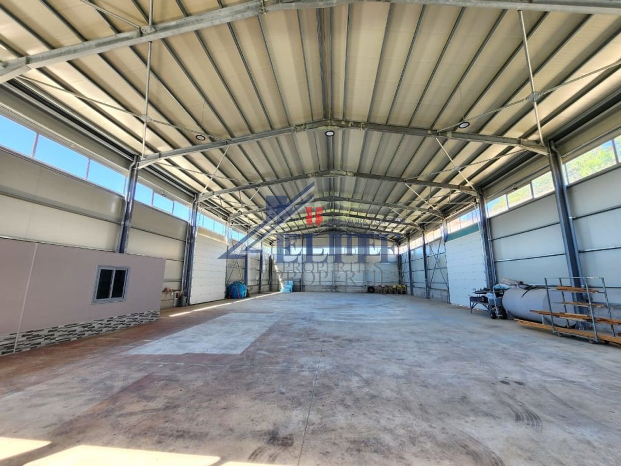 Autostrada Tiranë–Durrës pranë Vorës, magazine ne shitje