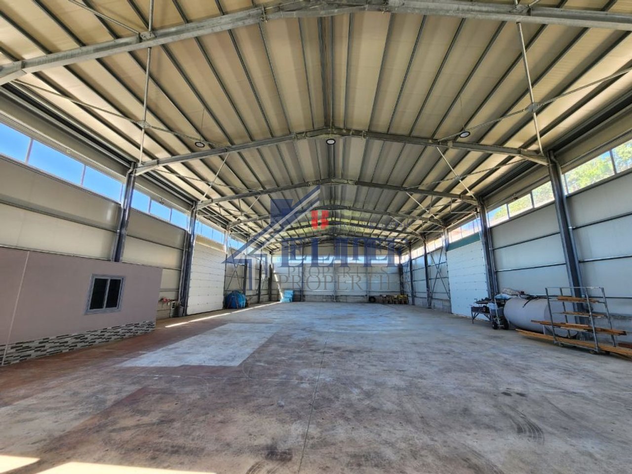 Autostrada Tiranë–Durrës pranë Vorës, magazine ne shitje
