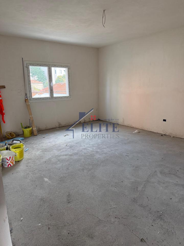 Shkolla e Kuqe, apartament 2+1 në shitje