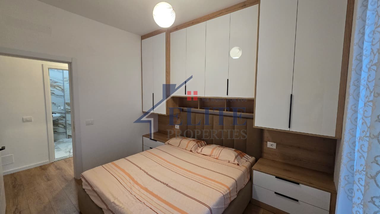 Rruga 5 Maji, prane Concord Center, apartament 1+1 me qira