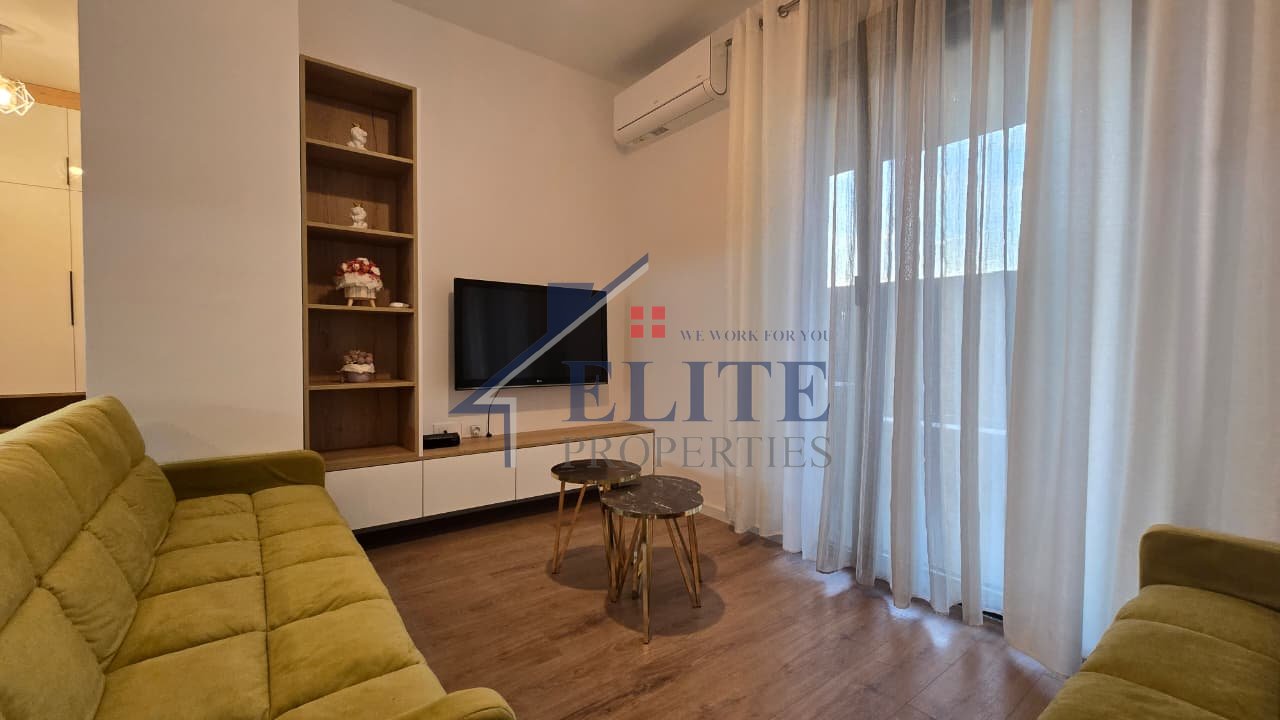 Rruga 5 Maji, prane Concord Center, apartament 1+1 me qira