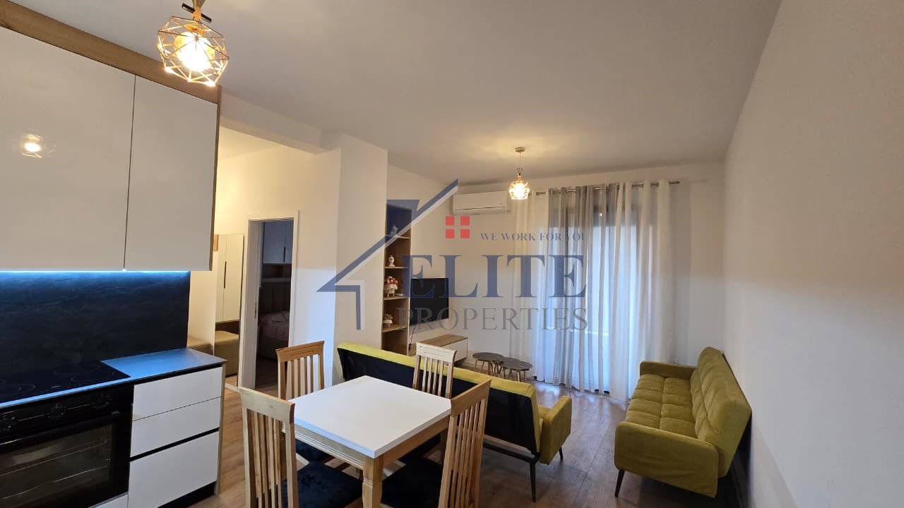 Rruga 5 Maji, prane Concord Center, apartament 1+1 me qira