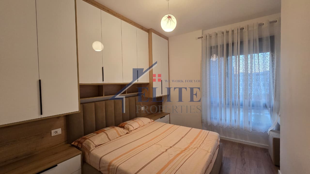 Rruga 5 Maji, prane Concord Center, apartament 1+1 me qira