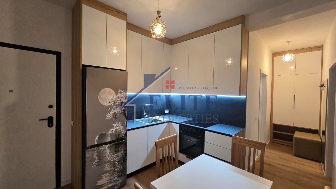 Rruga 5 Maji, prane Concord Center, apartament 1+1 me qira