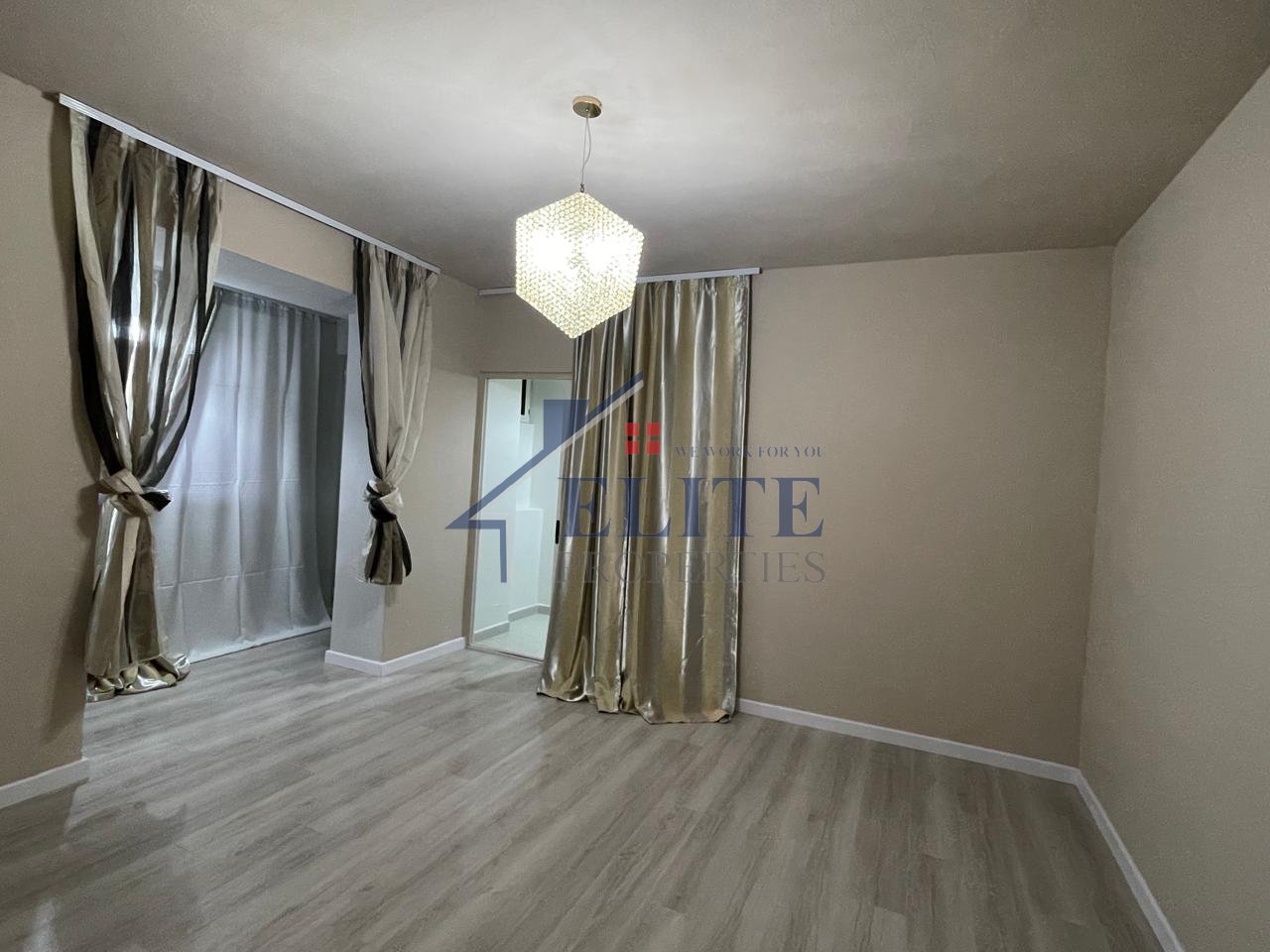 Pranë Gjimnazit Petro Nini–zyrë me qira