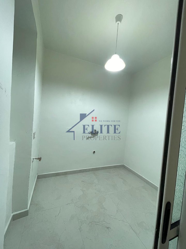 Pranë Gjimnazit Petro Nini–zyrë me qira