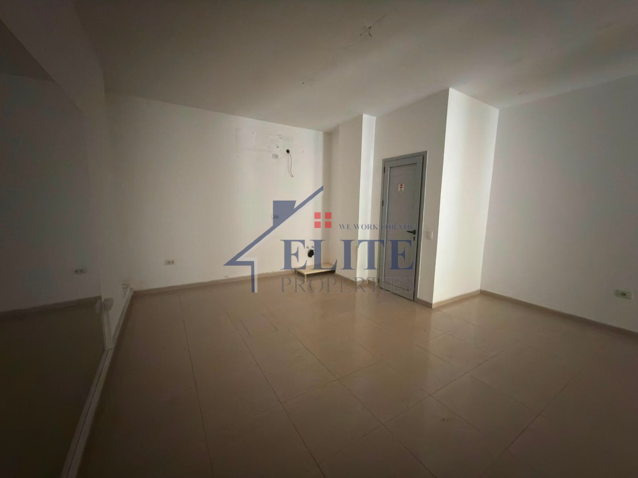 Commune of Paris, shop for rent