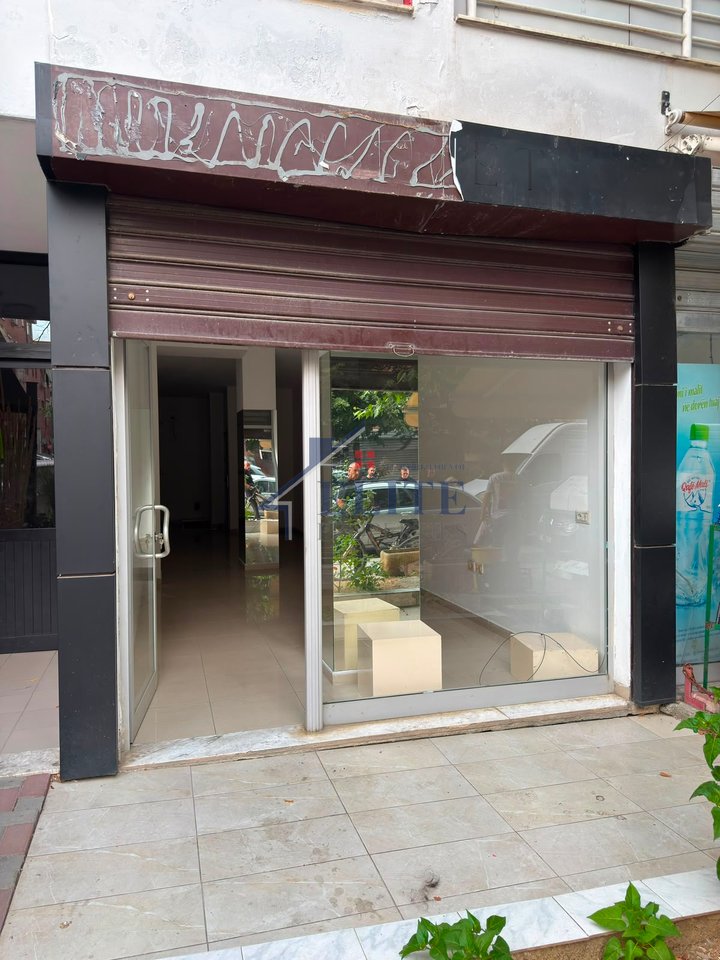 Commune of Paris, shop for rent