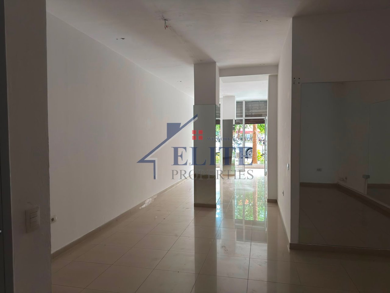 Commune of Paris, shop for rent