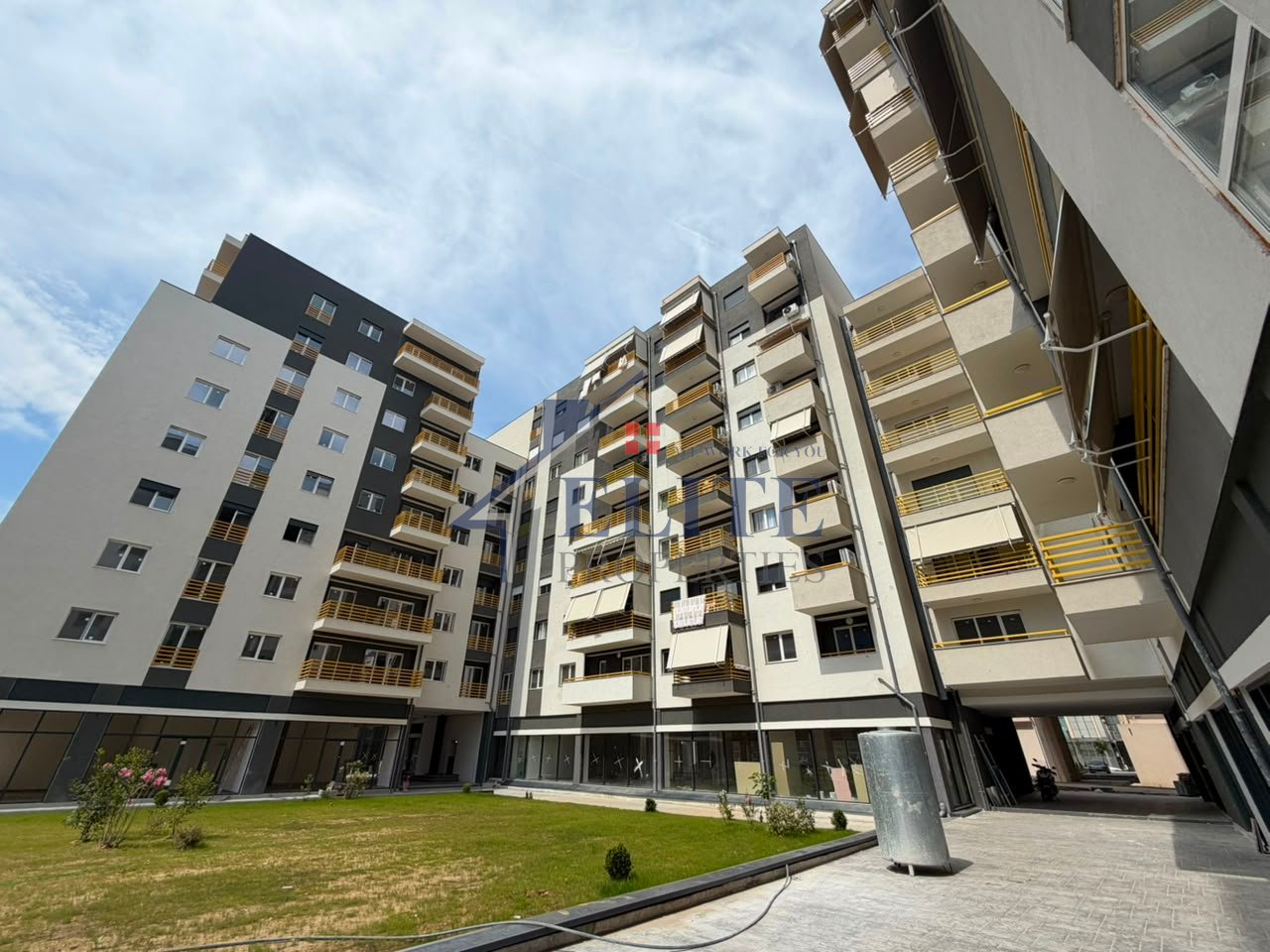 Rruga "Dritan Hoxha", ne kompleksin E-88 , apartament  3+1 në shitje