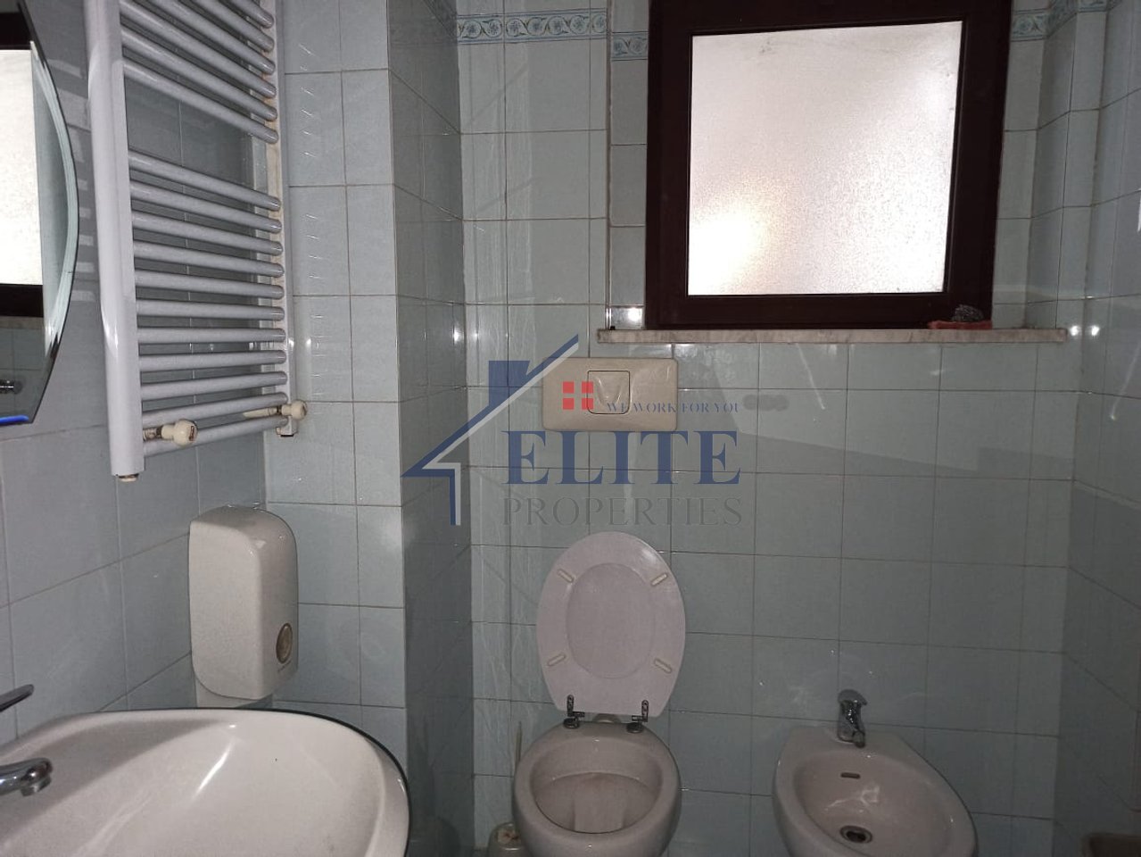 Zyrë me qira në qendër, pranë Toptanit