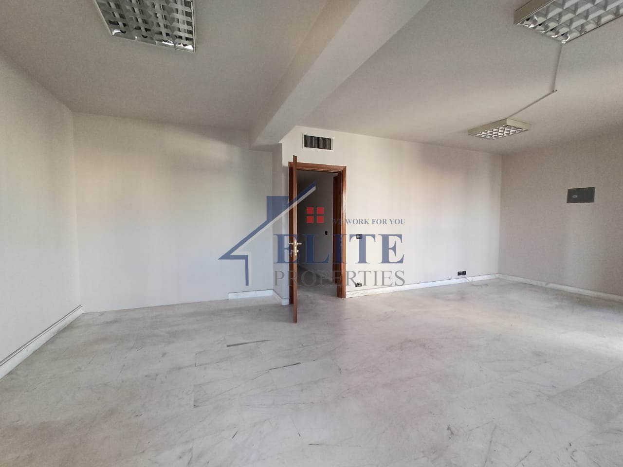 Zyrë me qira në qendër, pranë Toptanit