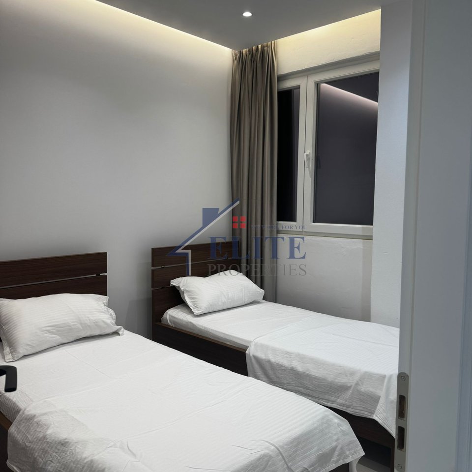 Rruga 5 Maji, prane Concord Center, apartament 1+1 me qira