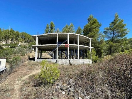 Ndërtesë në Shitje ne Gramsh