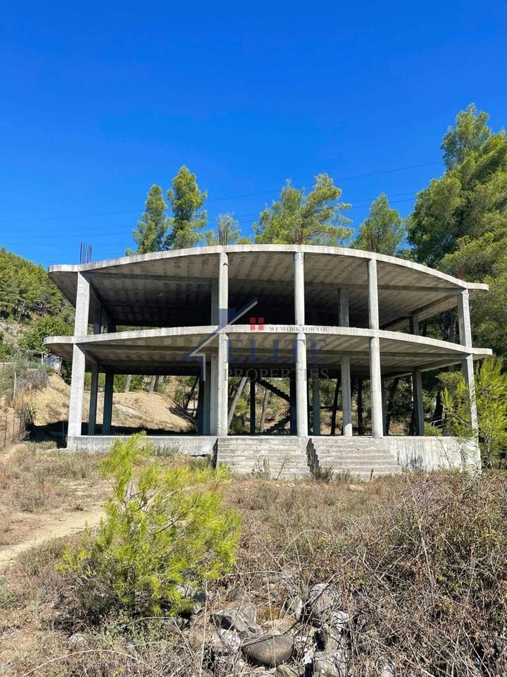 Ndërtesë në Shitje ne Gramsh