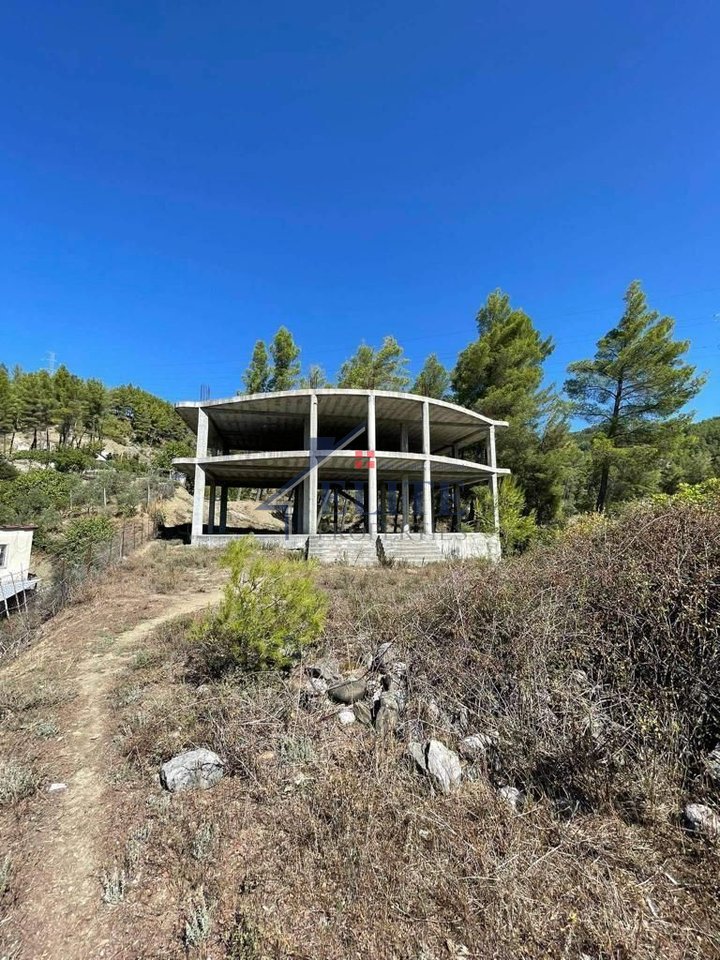 Ndërtesë në Shitje ne Gramsh